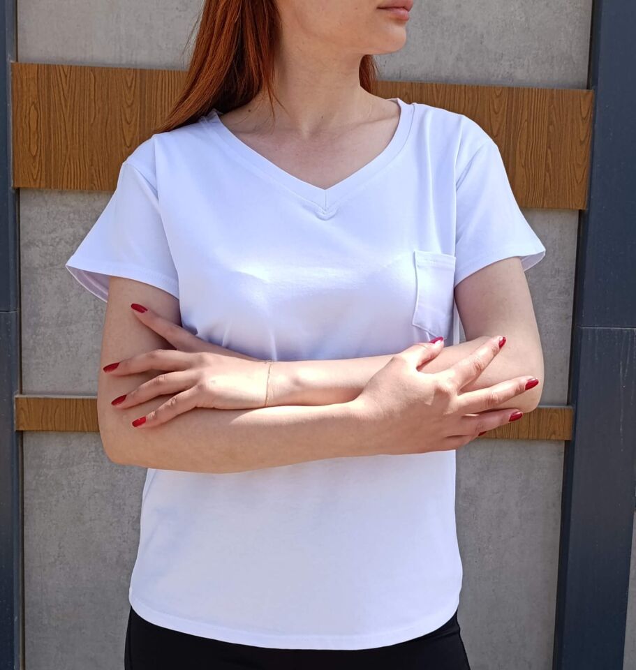 V Yaka Cep Detaylı Basic Kadın T-shirt-Tişört