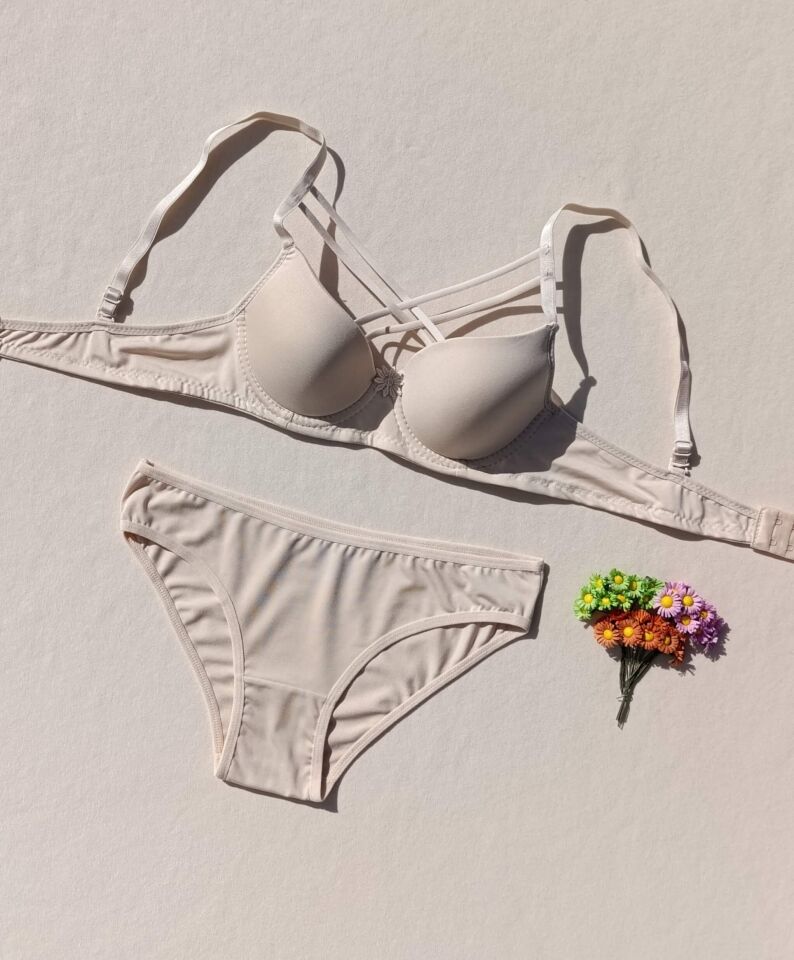 İçi Boş Kaplı Balenli Dolgusuz Çapraz İpli 3'lü Sütyen Ve Külot Iç Çamaşır Takımı ( İçi Boş )