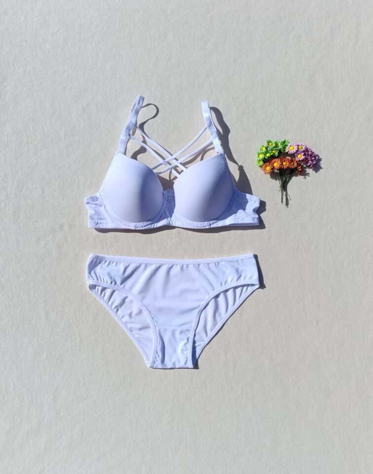 İçi Boş Kaplı Balenli Dolgusuz Çapraz İpli Kırmızı Sütyen Ve Külot Iç Çamaşır Takımı ( İçi Boş )