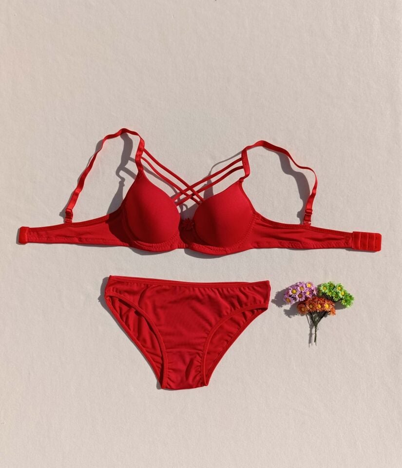İçi Boş Kaplı Balenli Dolgusuz Çapraz İpli Kırmızı Sütyen Ve Külot Iç Çamaşır Takımı ( İçi Boş )