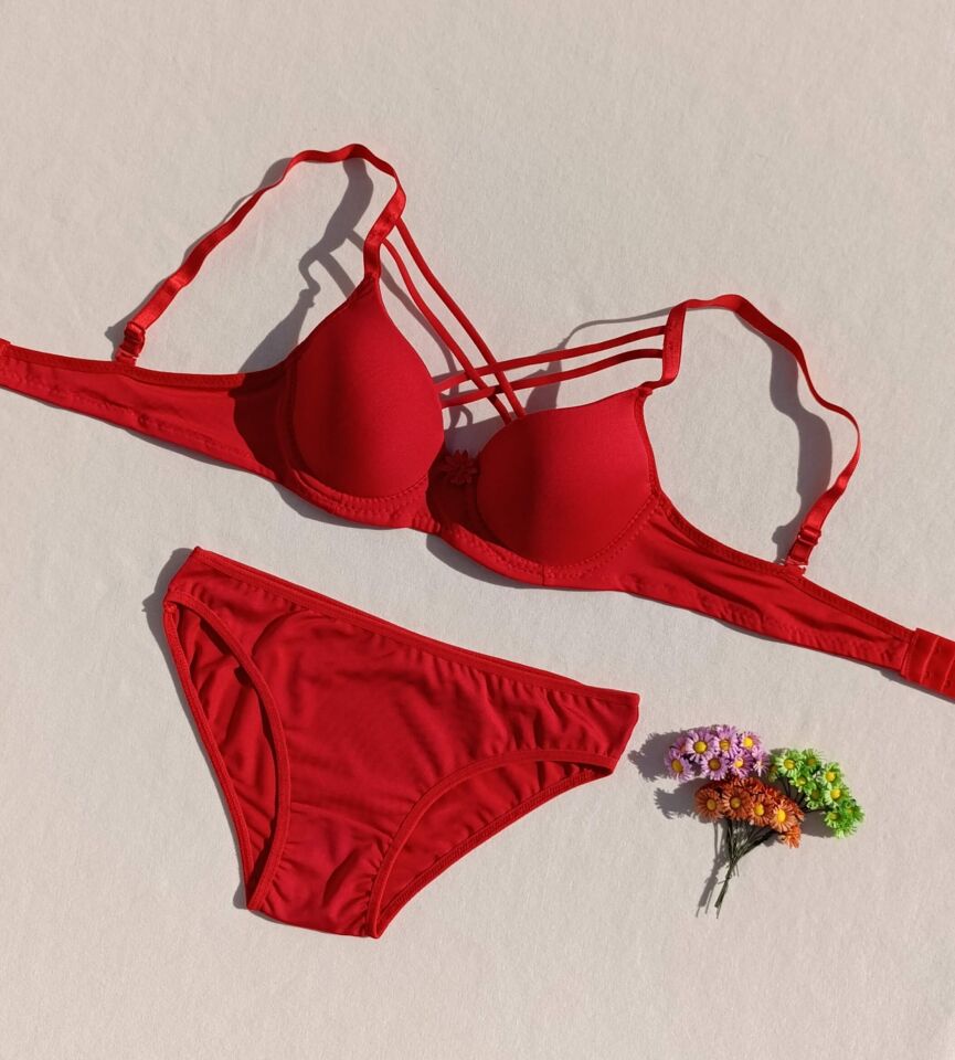 İçi Boş Kaplı Balenli Dolgusuz Çapraz İpli Kırmızı Sütyen Ve Külot Iç Çamaşır Takımı ( İçi Boş )