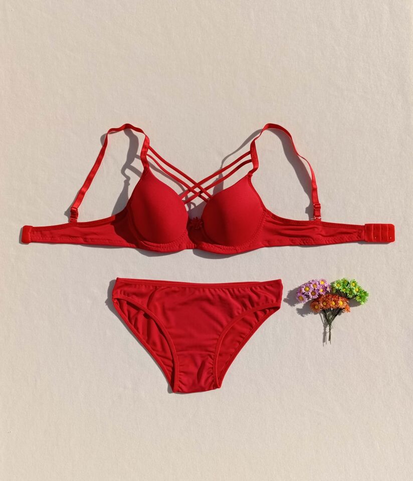 İçi Boş Kaplı Balenli Dolgusuz Çapraz İpli Kırmızı Sütyen Ve Külot Iç Çamaşır Takımı ( İçi Boş )