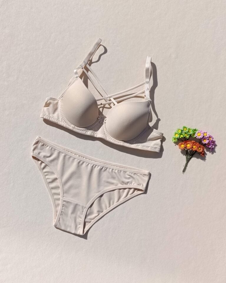 İçi Boş Kaplı Balenli Dolgusuz Çapraz İpli Kırmızı Sütyen Ve Külot Iç Çamaşır Takımı ( İçi Boş )