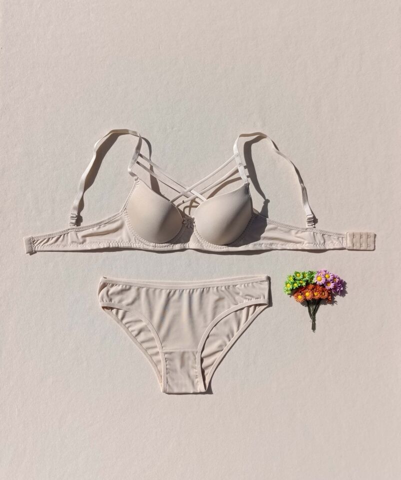 İçi Boş Kaplı Balenli Dolgusuz Çapraz İpli Kırmızı Sütyen Ve Külot Iç Çamaşır Takımı ( İçi Boş )