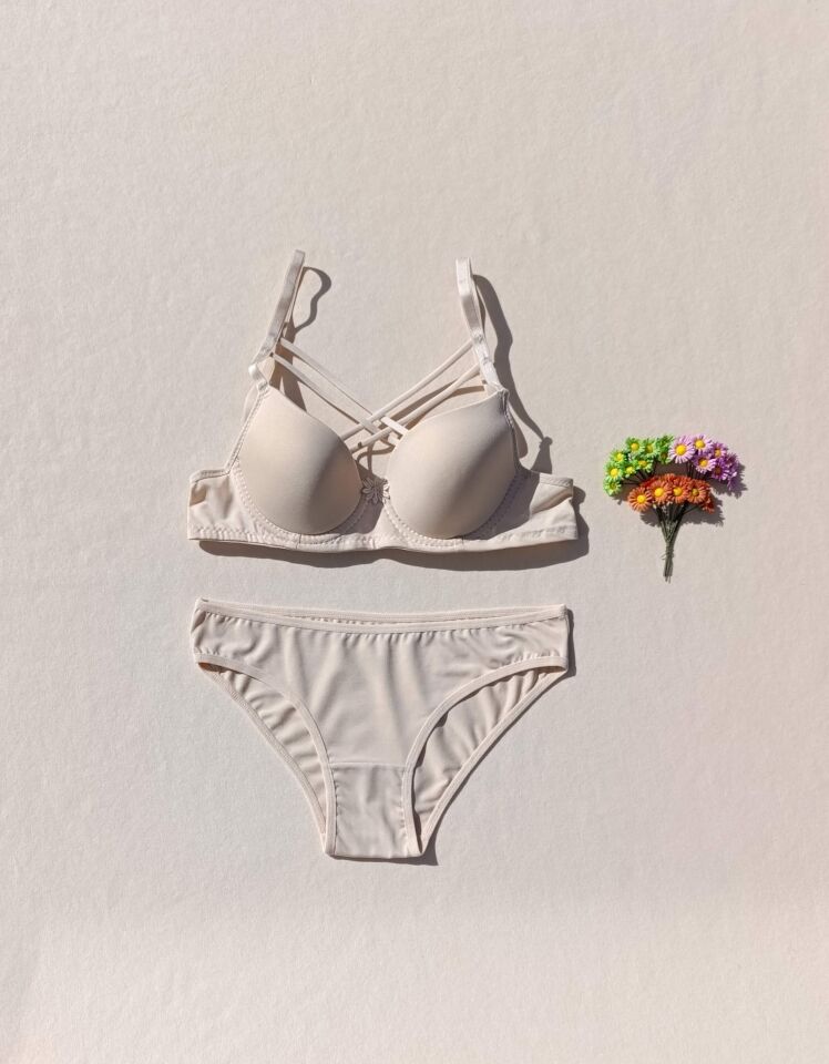 İçi Boş Kaplı Balenli Dolgusuz Çapraz İpli Kırmızı Sütyen Ve Külot Iç Çamaşır Takımı ( İçi Boş )