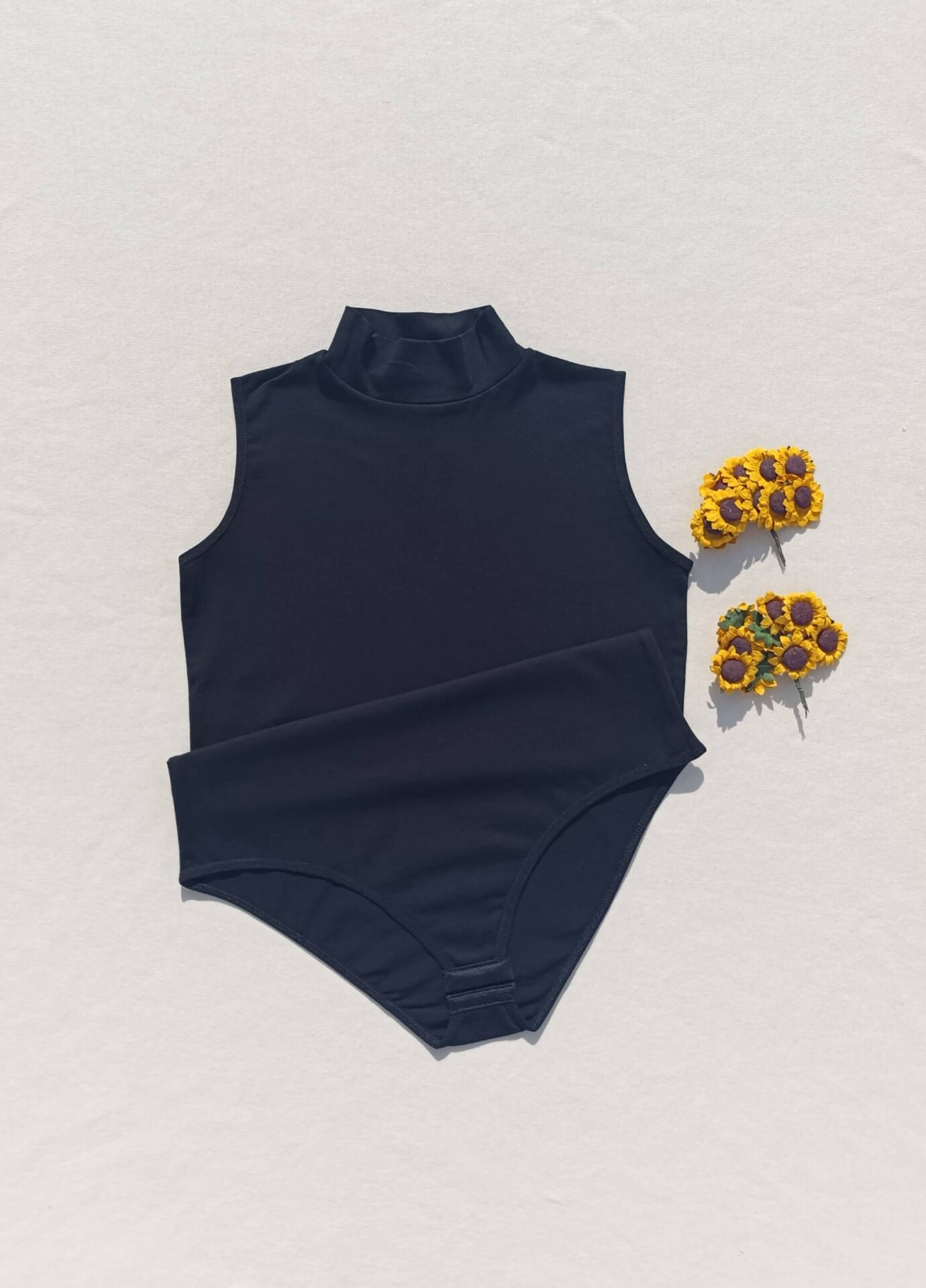 Sıfır Kol Balıkçı Yaka Siyah ÇıtÇıtlı Kadın Atlet-Body