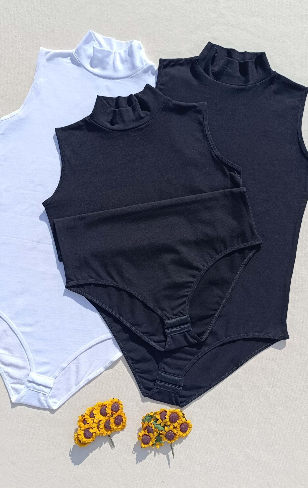 Sıfır Kol Balıkçı Yaka Siyah, Beyaz Çıtçıtlı 3'lü Kadın Atlet-body