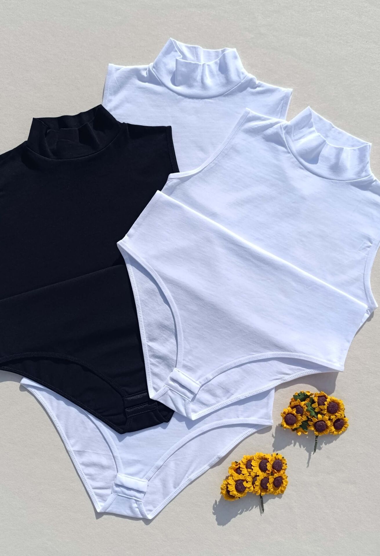 Sıfır Kol Balıkçı Yaka Siyah, Beyaz Çıtçıtlı 3'lü Kadın Atlet-body