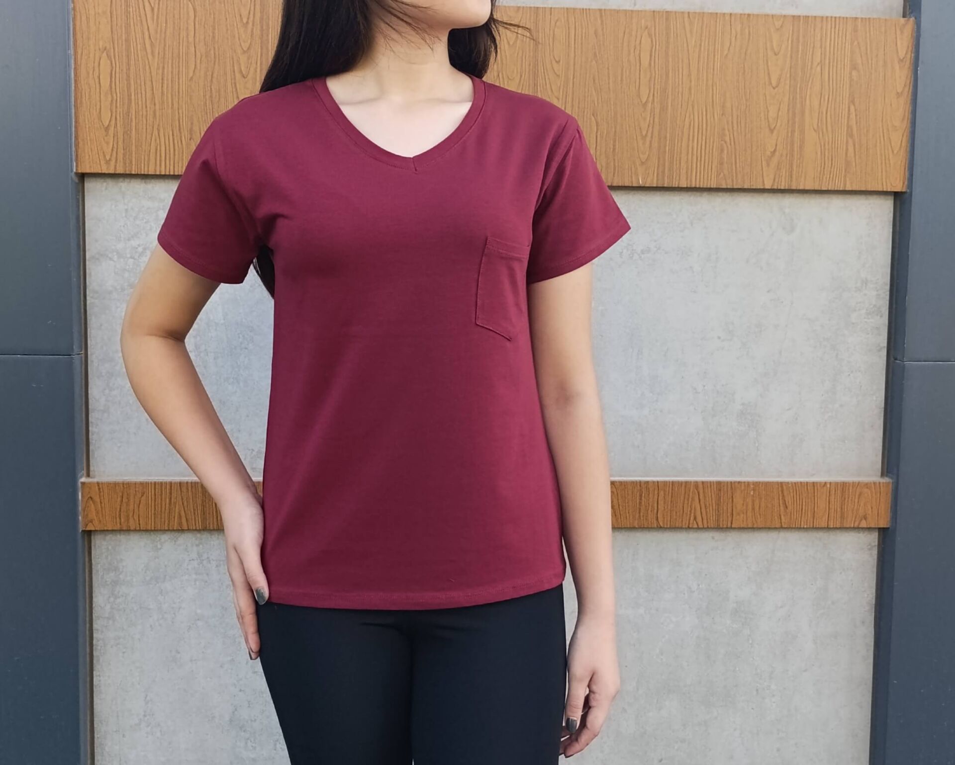 V Yaka Cep Detaylı Basic  Kadın T-shirt-Tişört