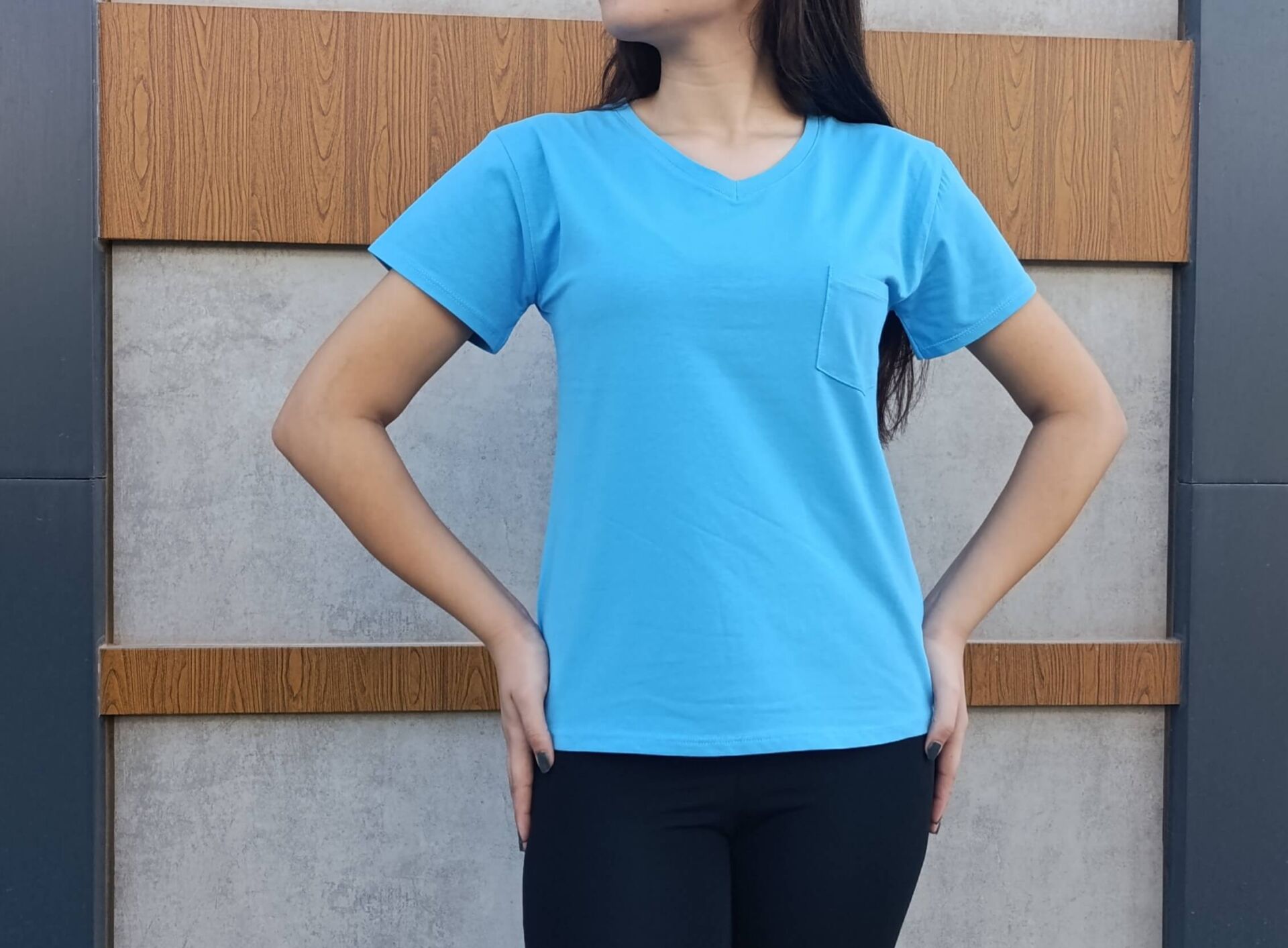 V Yaka Cep Detaylı Basic  Kadın T-shirt-Tişört