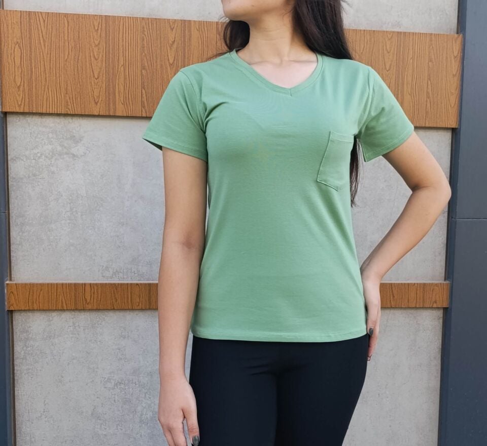 V Yaka Cep Detaylı Basic  Kadın T-shirt-Tişört